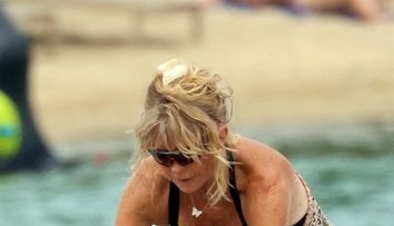 În anii 90, era cea mai îndrăgită blondă de la Hollywood! Cum a fost surprinsă celebra actriță la plajă, în Grecia