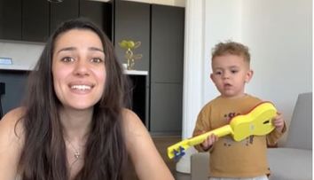 Un băiețel de doi ani a cucerit netul! Clipul în care cântă o piesă celebră a adunat peste 100 de milioane de vizualizări
