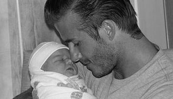 Prima fotografie cu Victoria si David Beckham alaturi de fetita lor!