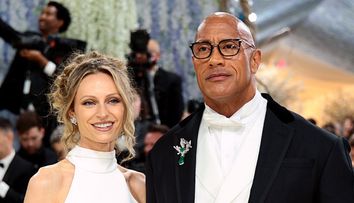 Dwayne Johnson și-a etalat bijuteria de peste trei milioane de dolari pe covorul roșu de la Met Gala. Accesoriul este încrustat în diamante și există doar 18 exemplare la nivel mondial