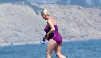 Katy Perry, transformată de sarcină. Cum arată vedeta în costum de baie cu puțin timp înainte să nască