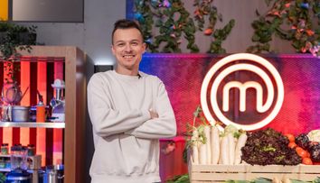 MasterChef 2025, 8 septembrie. Alexandru Laslo, medicul urolog de la MasterChef România, este pregătit să simtă gustul competiției. Reacția Chefilor când au aflat cu ce se ocupă. Florin Dumitrescu: „Dacă e cu prostata, e bine! E pentru vârsta voastră”