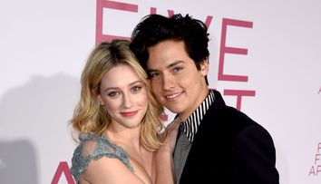 Cel mai îndrăgit cuplu din ”Riverdale” s-a destrămat. Cole Sprouse și Lili Reinhart nu mai sunt împreună