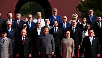 Cum arată ținuta aleasă de Viorica Dăncilă pentru parada militară din China