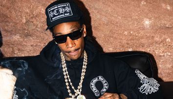 Rapperul american Wiz Khalifa, condamnat pentru deținere de droguri după ce a fumat marijuana pe scenă în Costinești