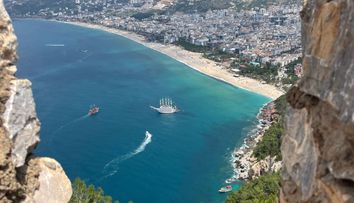 Destinația de vacanță cu ape turcoaz și panorame spectaculoase care se află la doar câteva ore de România. Atrage milioane de turiști în fiecare sezon