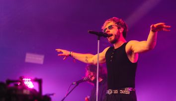 Dimitri’s Bats, despre 2025, primul vinil din carieră, experiența festivalurilor europene și modul în care muzica lor continuă să depășească granițele: „Nu e chiar așa ușor cum pare să cânți afară!”