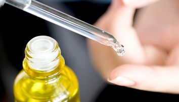 Obține un bronz  perfect și rapid folosind uleiuri naturale. Adina Halas îți arată cum să le prepari