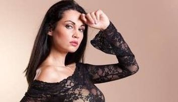 Se vede sau nu se vede prin rochia transparenta? Test si din fata, si din spate cu Nicoleta Luciu. Maruta: 