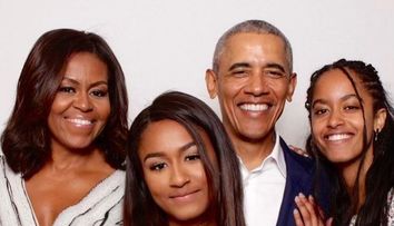 Fiicele lui Barack Obama sunt acum două tinere seducătoare! Fostul preşedinte a postat o fotografie recentă cu familia sa