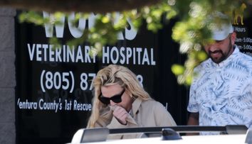 Imagini care stârnesc îngrijorare în rândul fanilor! Britney Spears, surprinsă de paparazzi după incidentul bizar dintr-un restaurant, unde martorii spun că „țipa, lătra și avea un cuțit în mână”