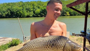 Fotografia cu David Popovici la pescuit a devenit virală. Comentariile nu se mai opresc: „N-o să crezi cine m-a prins azi!”