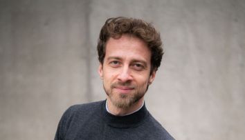 Adrian Bîlă, entuziasmat de rolul pe care îl joacă în serialul „Brigada Nimic”. „O gașcă de polițiști pe cât de diferiți, pe atât de savuroși”