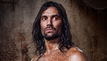 Nu trebuie sa ratati asta! Manu Bennett isi arata in Spartacus <span style=