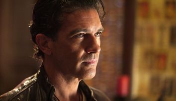 El a ales sa apara asa, insa iubita cu 10 ani mai tanara a stralucit. Cum arata blonda de la bratul lui Antonio Banderas