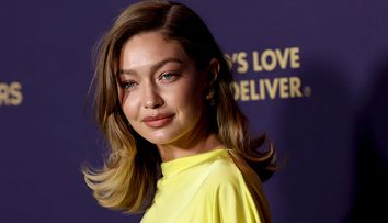 Gigi Hadid este acum o brunetă cu părul scurt. Îngerașul Victoria's Secret și-a șocat urmăritorii cu schimbarea de look