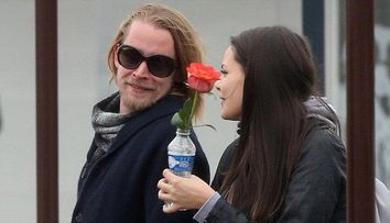 S-a despartit de iubita lui, iar acum se intalneste cu sosia acesteia. Cum arata noua cucerire a lui Macaulay Culkin