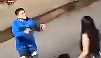 Momentul șocant în care un bărbat își ucide iubita în plină stradă! Imaginile, surprinse pe camerele de supraveghere VIDEO
