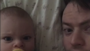 O mama si-a lasat bebelusul in grija tatalui. Cand a primit insa un sms de la sotul sau a ramas fara cuvinte