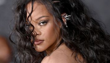Rihanna, prima apariție pe covorul roșu după ce a născut. Artista pare să fi revenit deja la silueta de dinainte de sarcină