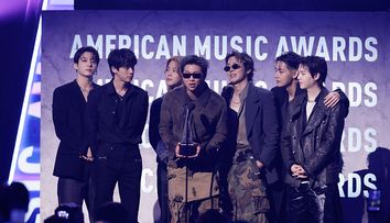 Reacția băieților de la BTS, după ce au luat trofeul ”Artist of the Year” la American Music Awards 2026. Mesajul lui Jimin Și RM pentru fani