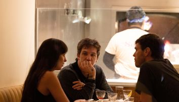 Nu se mai ascunde! După despărțirea de Chris Martin, Dakota Johnson a ieșit la restaurant cu noul iubit, un artist cu 8 ani mai tânăr