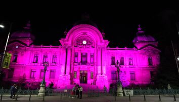 Palatul CEC a fost îmbrăcat pentru o seară în roz, ca simbol al luptei împotriva cancerului de sân