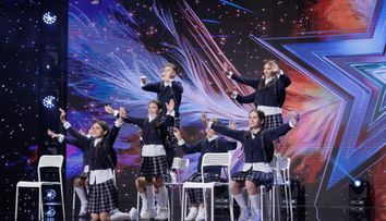 Românii au talent, 28 martie 2025. Copiii din trupa „Famous by D-STRICT” din Brăila au venit cu un dans contemporan ce te ridică de pe scaun și te îndeamnă să te miști împreună cu ei. Mihai Bobonete a exclamat: „Bravo, excelent!”