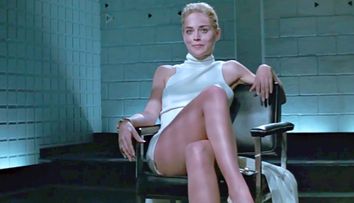 La 61 de ani, Sharon Stone a recreat celebra scenă cu scaunul din Basic Instinct în fața a sute de oameni