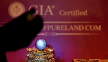Un safir rar, cântărind 3.563 de carate, a fost descoperit în Sri Lanka. Câte sute de milioane de euro ar putea să valoreze!