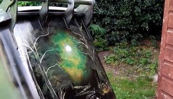 Pare un tomberon de gunoi, insa el reuseste sa il transforme intr-o 