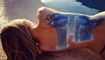 E posesoarea unor tatuaje unice. S-a lasat pe mana iubitei, iar rezultatul este spectaculos. O Iluzie optica de milioane