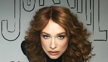 „Sunt o carte deschisă cu picături de mister”. Feli lansează „Zână la lumina Lunii”, o piesă-poveste din albumul JURNAL, prin care își exprimă puterea creativă