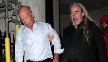 Greu de doborât. Cum a apărut Bruce Willis la două zile după ce a fost cărat pe brațe la ieșirea din club