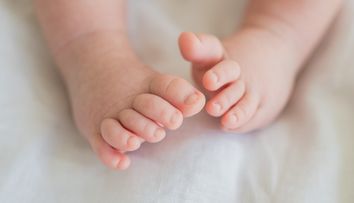 Părinții unui copil născut mort au fost sfătuiți de autorități să țină bebelușul decedat în frigider. Declarațiile halucinante ale mamei: „Sunt traumatizată”