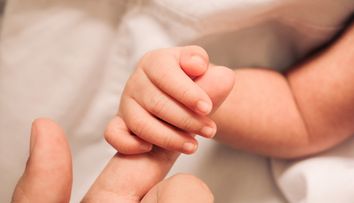 Un bebeluș român a murit după ce a început să vomite brusc. La spital, medicii nu au mai avut ce să îi facă
