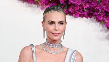 Cum arată Charlize Theron în costum de baie la 50 de ani. Imaginile surprinse de paparazzi cu actrița la plajă s-au viralizat instant