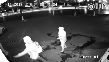 Politistii au ras cu lacrimi cand au vazut filmarea! Ce au facut 2 hoti cand au incercat sa sparga un magazin
