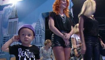 Sunt aproape identici! Imaginea in care David pare copia in miniatura a lui Catalin Maruta