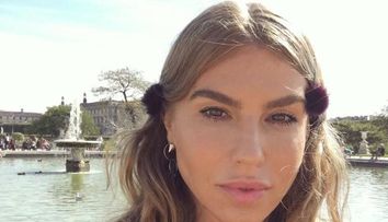 Corina Bud și-a etalat posteriul bombat într-un costum de baie minuscul. Cântăreața se află în vacanță în St. Tropez
