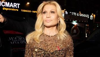Donatella Versace a „întinerit” doar la față! La 71 de ani, vedeta și-a afișat trupul într-o rochie decupată, iar fanii sunt dezgustați: „Dacă nu am cu ce să curăț podeaua, o sun pe Donatella”
