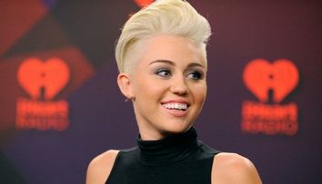 Miley Cyrus debordeaza de senzualitate. A fost tradata de propriul decolteu, la un eveniment monden