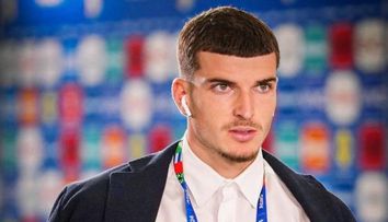 Valentin Mihailă și-a vopsit părul blond și a plecat în vacanță. Cum a fost surprins fotbalistul și iubita lui pe insula petrecăreților din Grecia