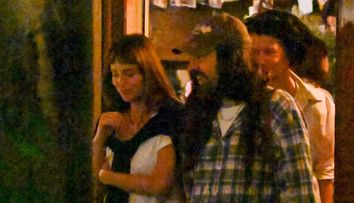 Paparazzi i-au surprins în ipostaze tandre. Cum a fost fotografiată Dakota Johnson alături de un designer celebru
