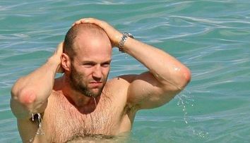 Durul Jason Statham, cat pe ce sa-si piarda viata in Marea Neagra. Duminica, de la 20.30, Statham vine la ProTV, in filmul 