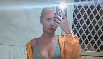 Nu ține cont că a venit toamna! Alexandra Stan, topless pe Instagram: Cum s-a fotografiat artista