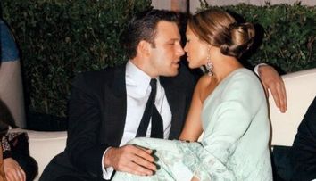 Ben Affleck și Jennifer Lopez, doi adolescenți îndrăgostiți la plimbare în parc