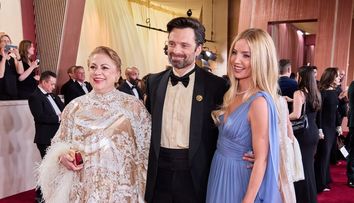 Sebastian Stan și-a lăsat mama acasă și a petrecut la Oscar after party alături de iubita sa. Ipostazele adorabile în care au fost surprinși