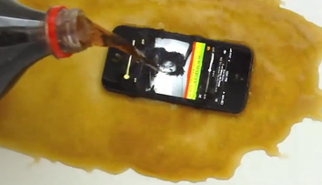 Putini ar avea curaj sa incerce asa ceva cu telefonul lor. Ce se intampla daca torni suc acidulat pe iPhone 5: VIDEO