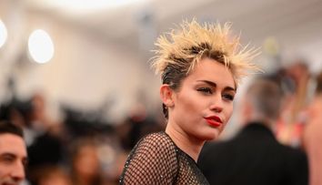 Miley Cyrus, aparitie dezastruoasa la Gala Met. Cum arata tinuta pentru care ar trebui sa-si concedieze stilistii